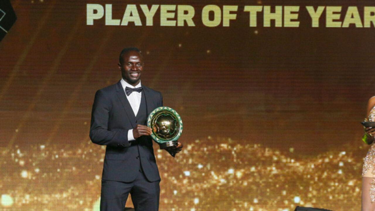 Senegalese forward Sadio Mane (C) poses with the trophy, next to CAF President Patrice Motsepe (not seen), after winning the Men's Player of the Year during the 2022 Confederation of African Football (CAF) Awards, the Moroccan capital Rabat. July 21, 2022. (AFP Photo)