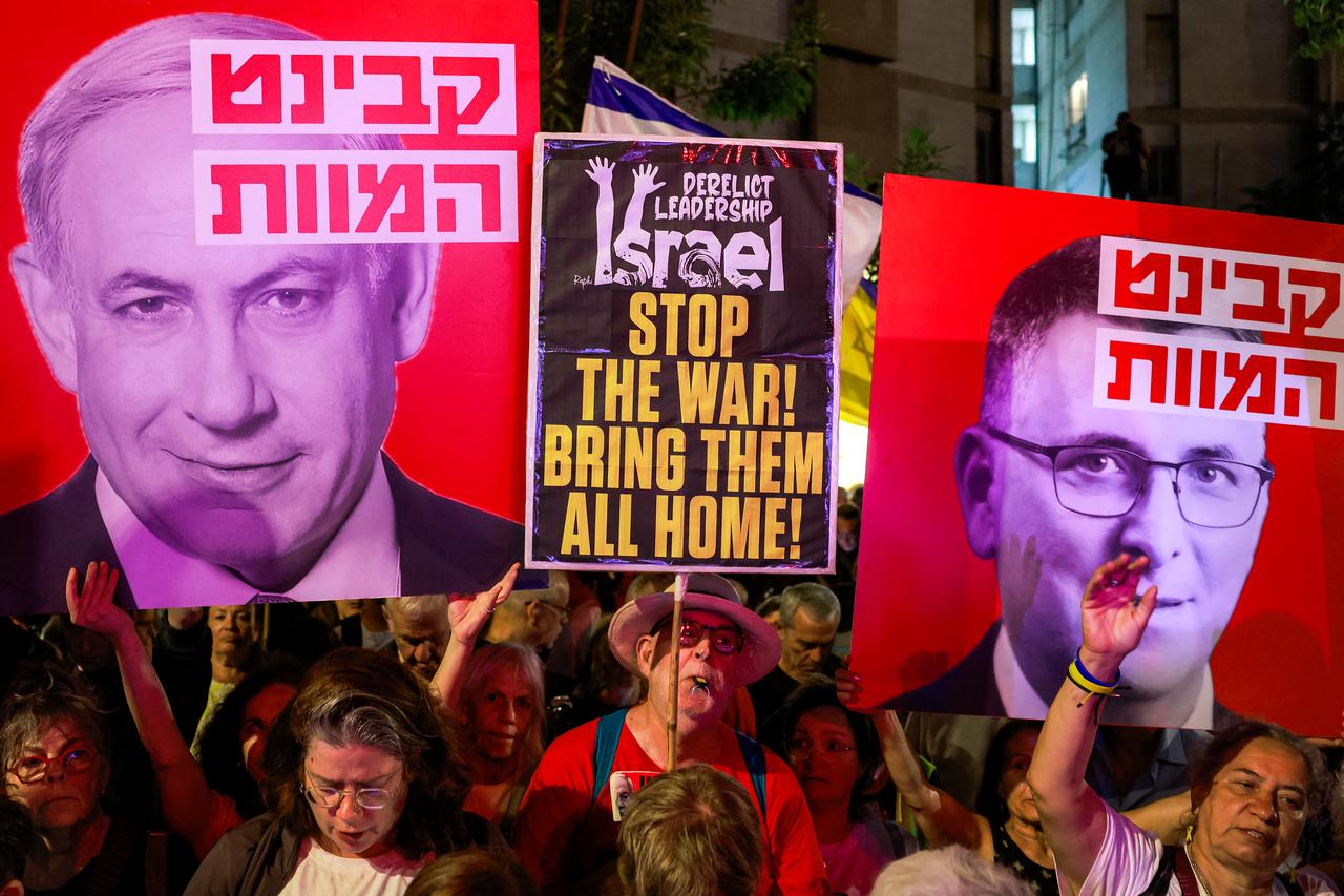 Protesters hold signs depicting the faces of Israel's Prime Minister Benjamin Netanyahu and Foreign Minister Gideon Saar during a demonstration organized by the families of Israelis in central Jerusalem on September 3, 2025. (AFP photo)
