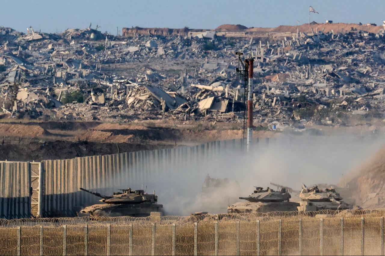 Israeli army main battle tanks move along the border with the Gaza Strip in southern Israel on August 27, 2025. (AFP Photo)