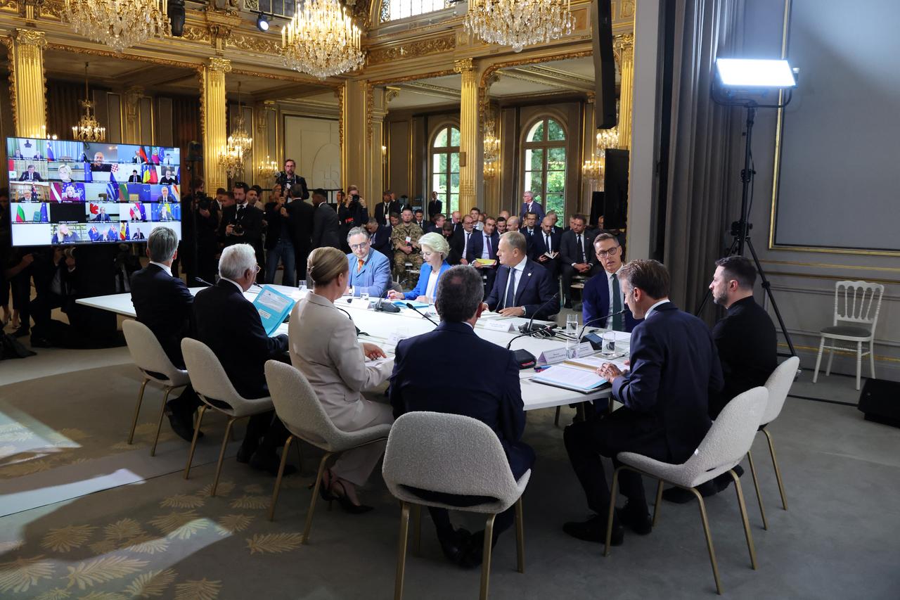 France's President Emmanuel Macron (2nd R) and Ukraine's President Volodymyr Zelenskyy (R) chair a meeting with International leaders during the Coalition of the Willing Summit, at The Elysee presidential Palace in Paris, France on September 4, 2025. (AFP Photo)