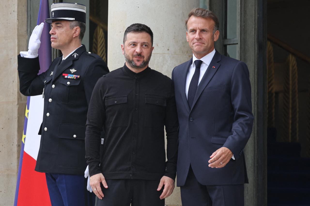 France's President Emmanuel Macron greets Ukraine's President Volodymyr Zelenskyy (L) upon his arrival to attend the Coalition of the Willing Summit, at The Elysee presidential Palace in Paris, France on September 4, 2025. (AFP Photo)