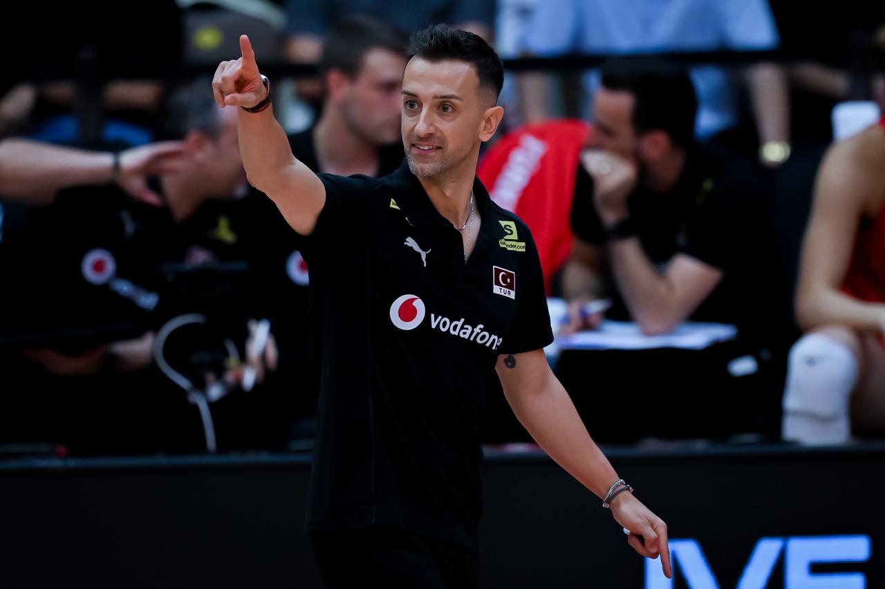 Türkiye’s head coach Daniele Santarelli gestures during the match against the United States in the 2025 FIVB Women’s World Championship quarterfinals in Bangkok, Thailand, September 4, 2025. (AA Photo)