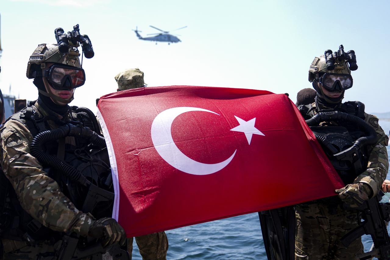 Turkish Underwater Offense (SAT) and Underwater Defense Group (SAS) Commands perform a demonstration in Istanbul, Türkiye, August 31, 2025. (AA Photo)