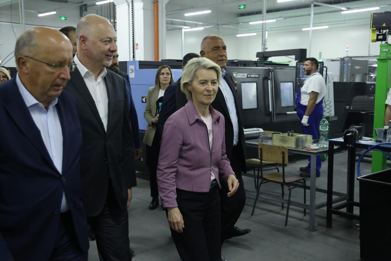 Following her flight, Ursula von der Leyen (3rd L), President of the European Commission, tours VMZ, Bulgaria’s largest arms factory in Sopot with PM Rosen Jelyazkov (2nd L) on August 31, 2025. (Photo via 'BULGARIAN PRIME MINISTRY / HANDOUT')