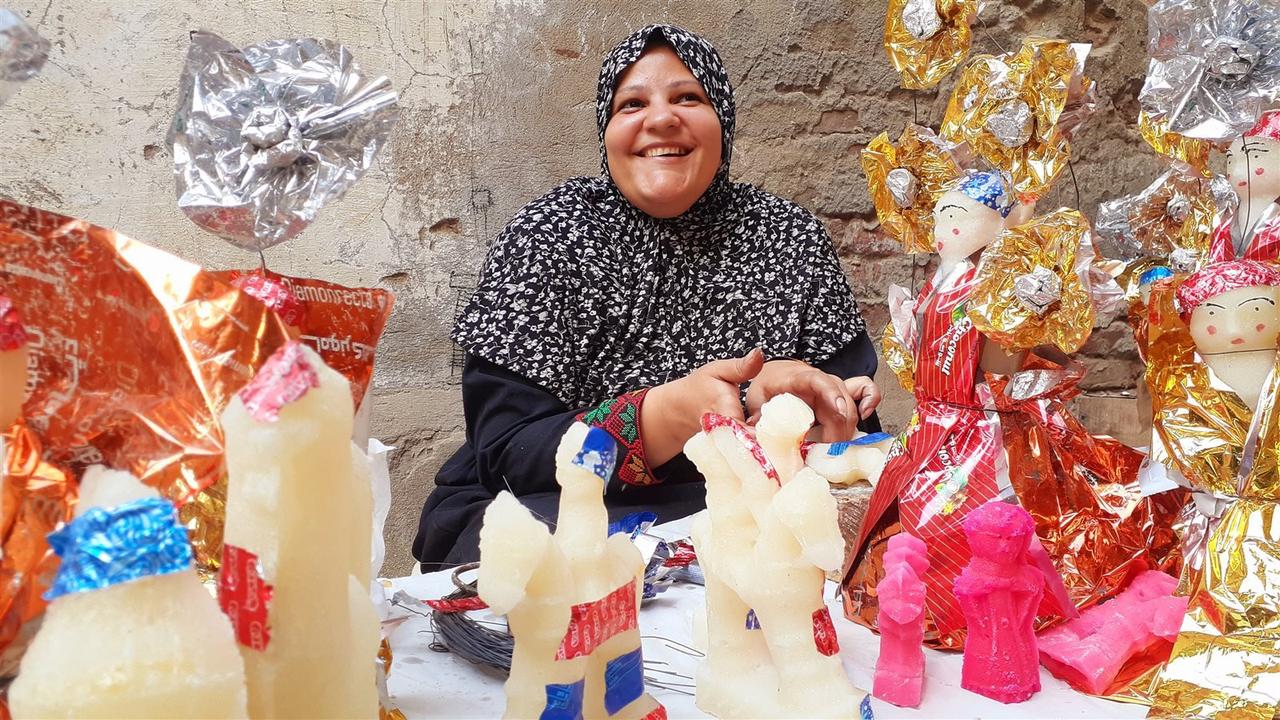 One of the doll makers preparing toys for the Prophet’s Birthday celebrations in Egypt, September 8, 2023 . (Photo via vetogate )