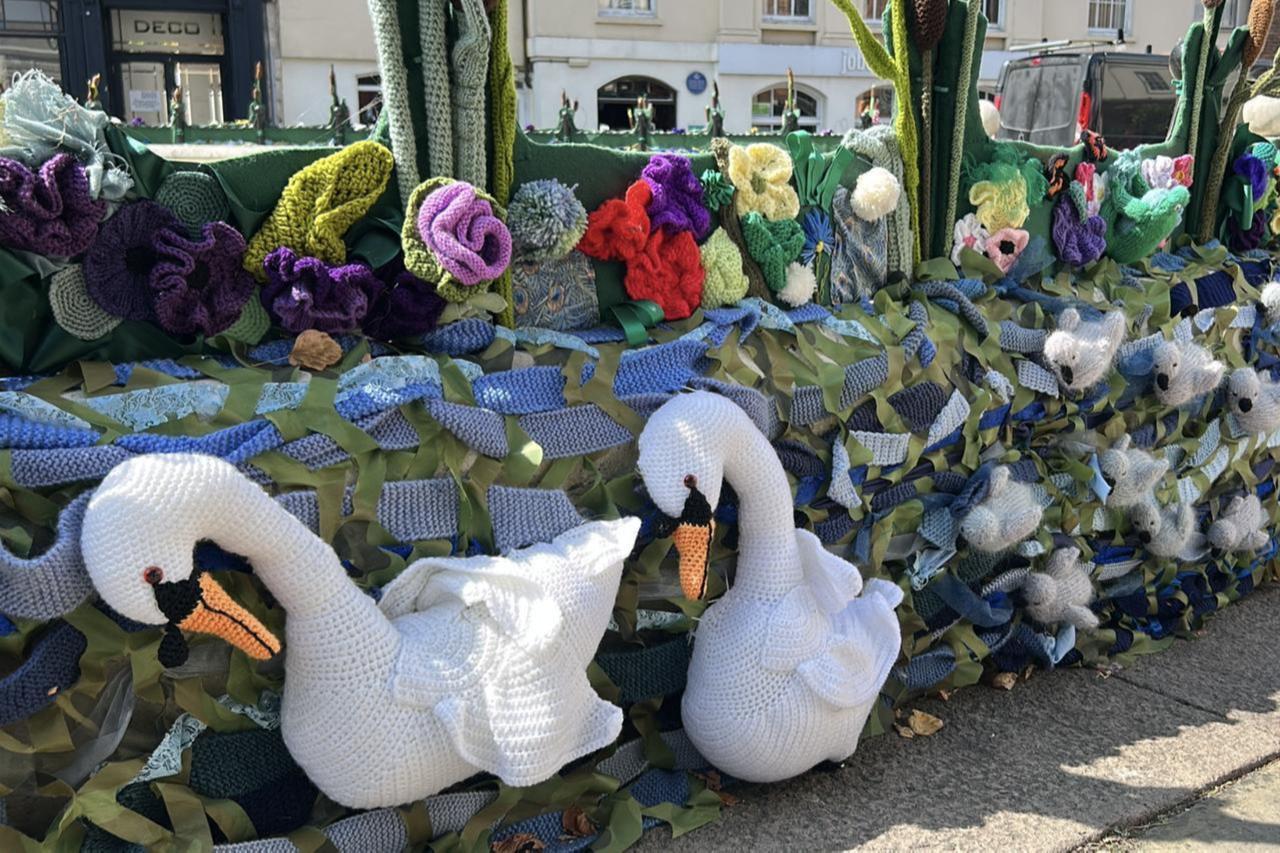 The Secret Society of Hertford Crafters transformed the town square with vibrant hand-knitted works, using yarn largely made in Türkiye. Hertford, England, September 4, 2025. (AA Photo)