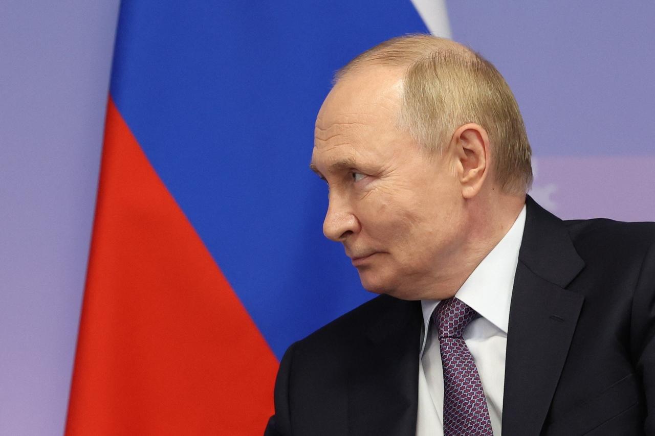 Putin warns foreign troops in Ukraine would be 'legitimate targets' for destruction Image