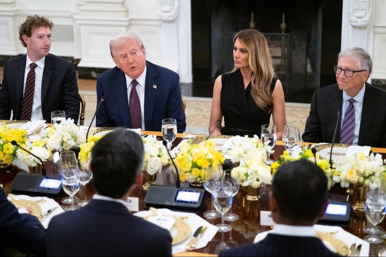 US President Donald Trump hosts tech leaders, including Facebook founder Mark Zuckerberg (L) and Microsoft founder Bill Gates (R), for a dinner at the White House in Washington, DC, September 4, 2025. (AFP Photo)