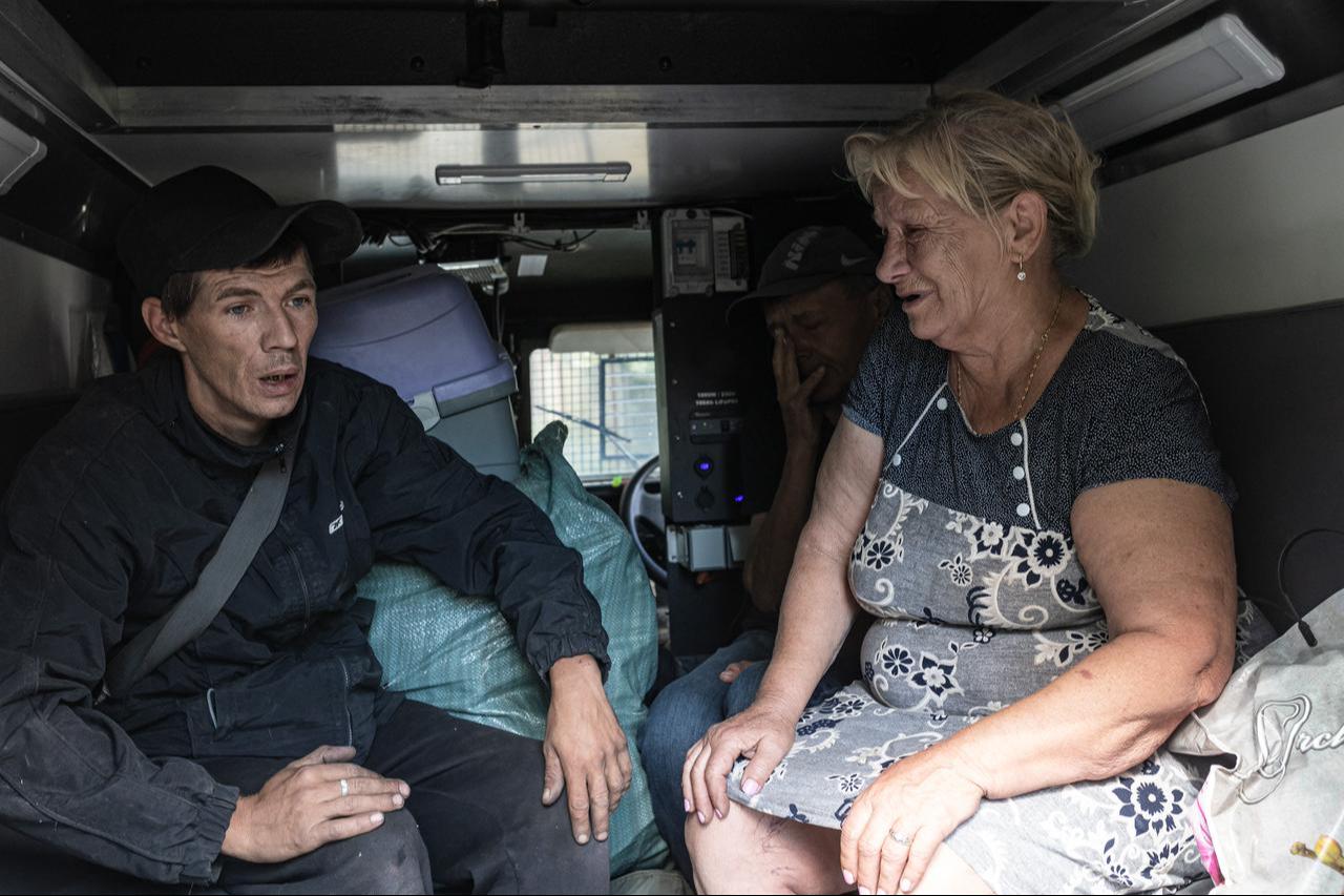 Ukrainian emergency service workers evacuate civilians from Kostiantynivka, Ukraine, September 4, 2025. (AA Photo)
