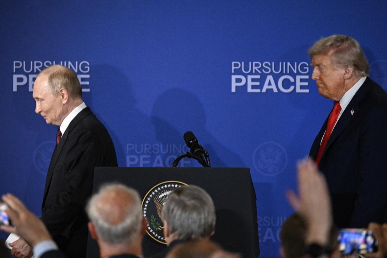 U.S. President Donald Trump (R) and Russian President Vladimir Putin walk away after delivering a joint press conference in Anchorage, Alaska, on Aug. 15, 2025. (AFP Photo)