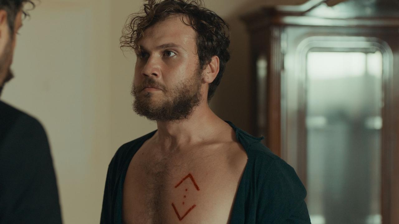 The tattoo on the chest of Yamac, the main character of the TV series Cukur, became a symbol and was drawn on walls in some neighborhoods in Türkiye for a while, and people used it as a tattoo. (Photo via X/ @cukurdizi)