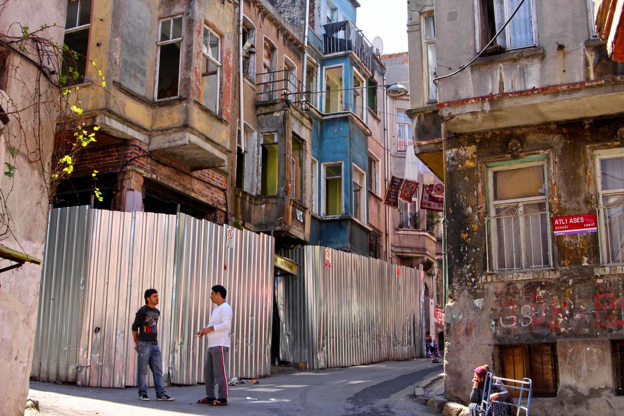 A poor backstreet in Istanbul’s Beyoglu district. (Courtesy of Hazip’s World Blog)