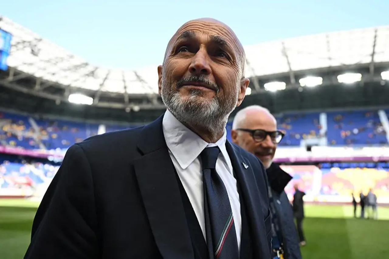 İtalyan teknik direktörü Luciano Spalletti bir maç sırasında bir stadyumda görülüyor. (AFP fotoğrafı)