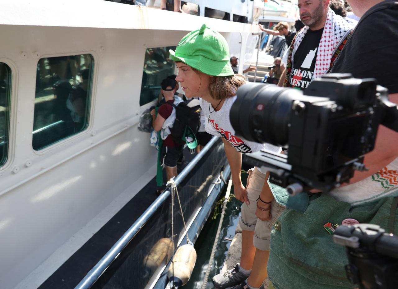 Swedish climate activist Greta Thunberg and activists embark as their boat, part of a civilian flotilla aiming at breaking the Israeli blockade of the Gaza Strip, is about to leave the port of Barcelona , August 31, 2025. (AFP photo)