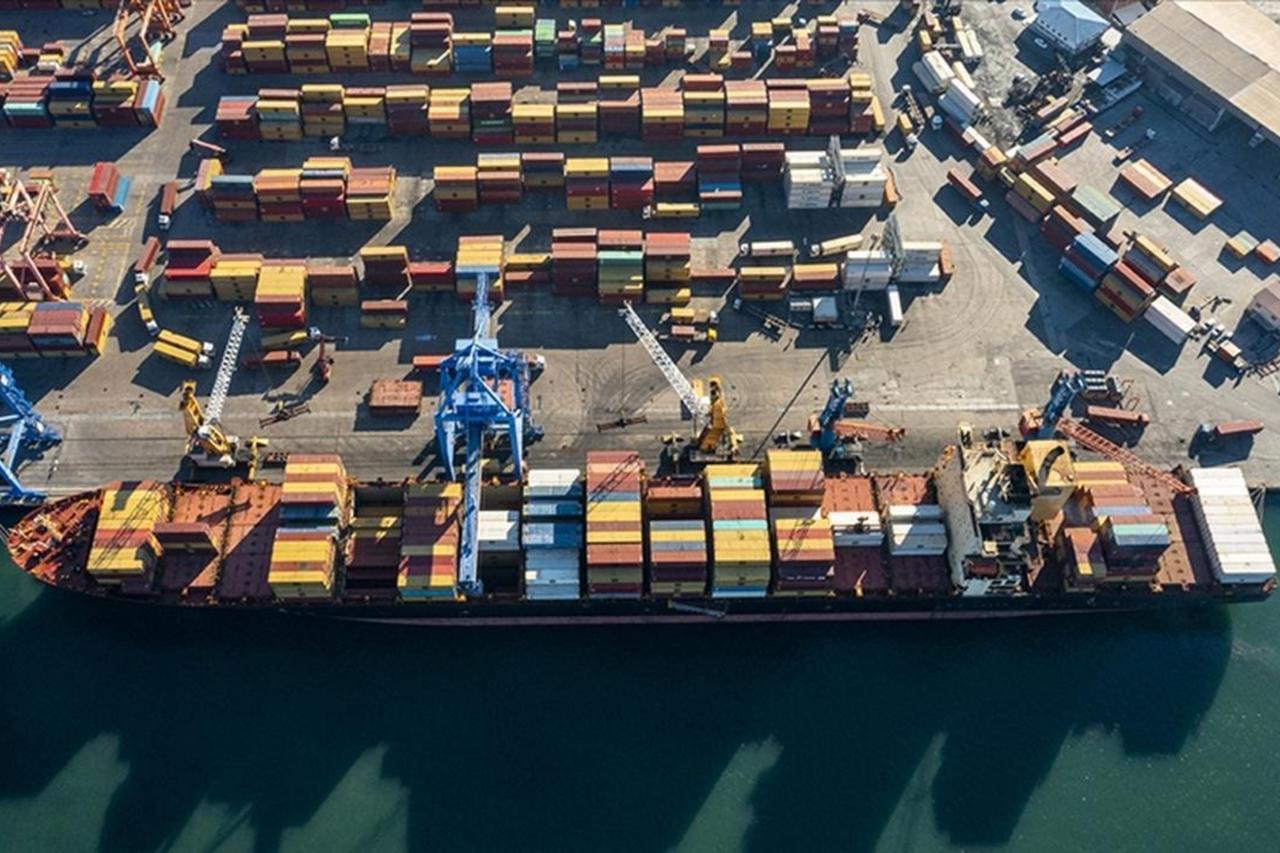 Aerial view of container operations at Izmir Port, a key logistics hub in western Türkiye. (AA Photo)