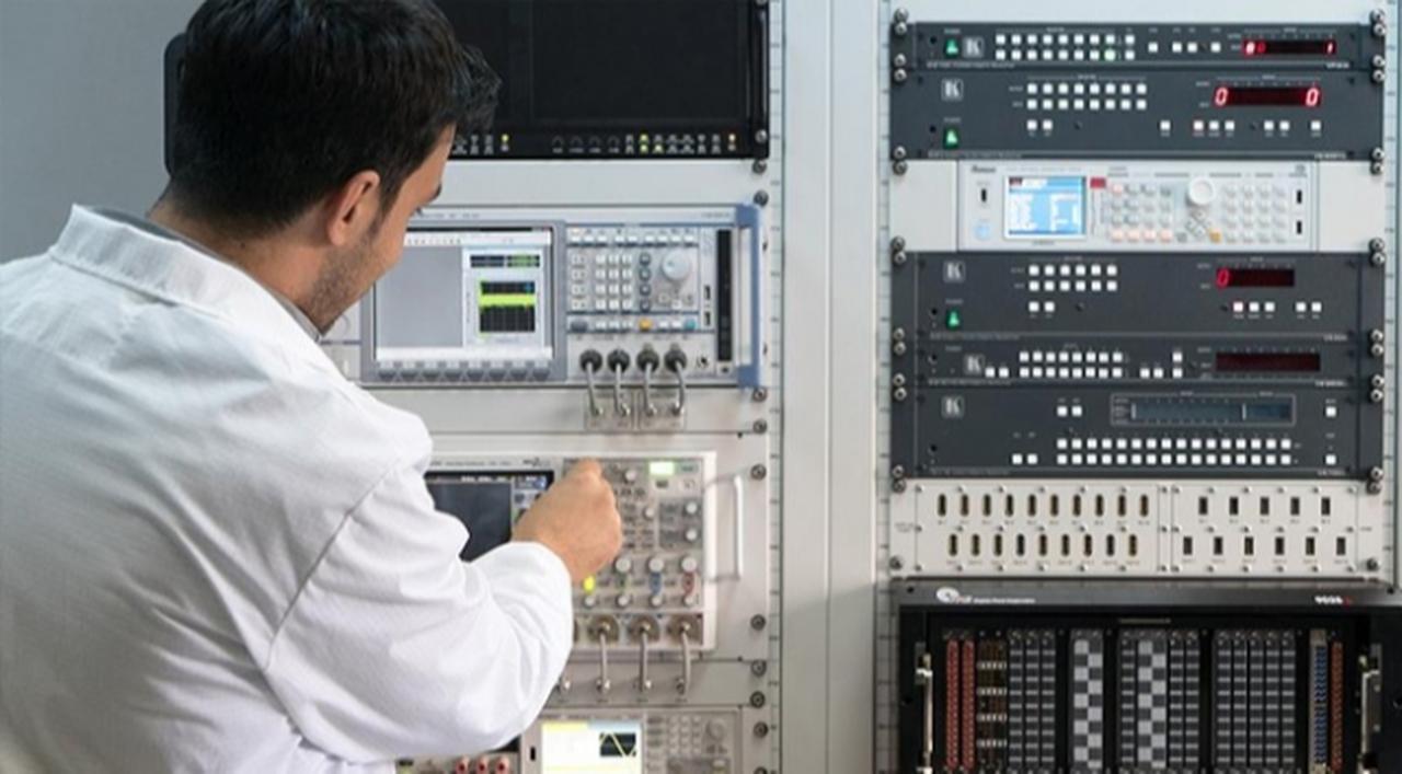 Bir teknisyen, Türkiye'deki yüksek teknoloji tesisinde elektronik test ekipmanı ile çalışır. (AA fotoğrafı)