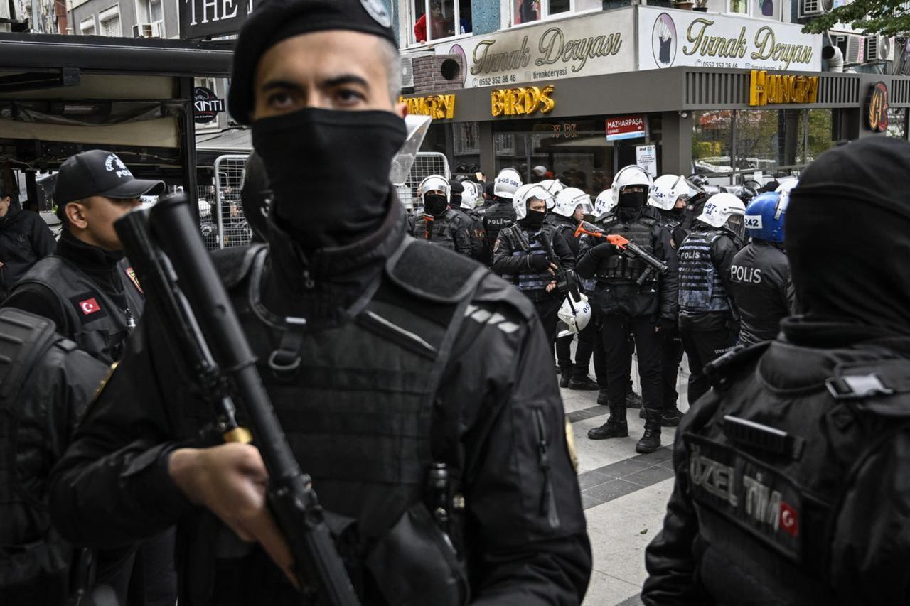 Turkish police stand guard as they stop protesters attempting to march to Taksim Square during a May Day (Labour Day) rally, marking International Workers Day, in Istanbul, on May 1, 2025. (AFP Photo)