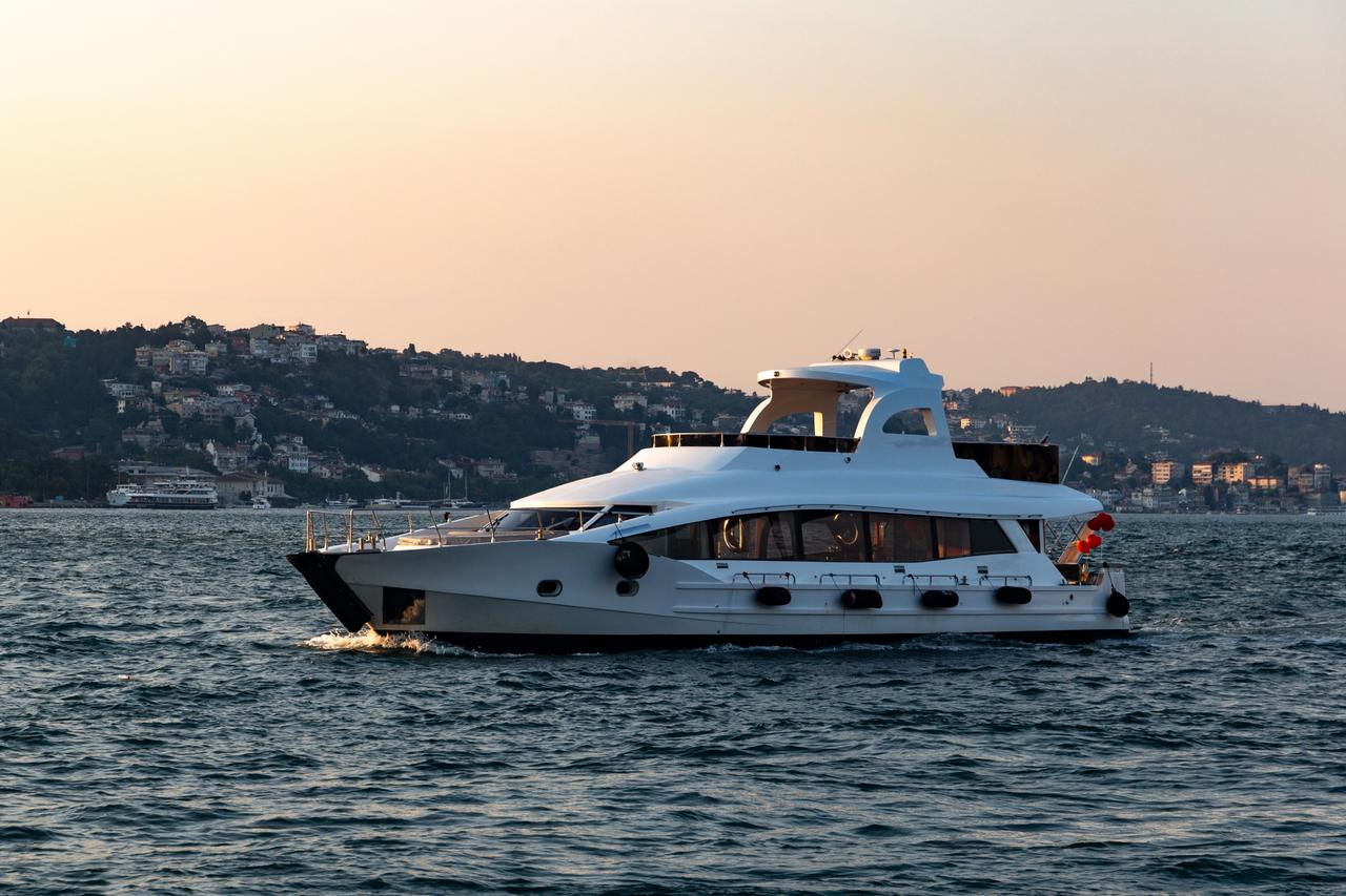 A yacht cruises along the Bosphorus in Istanbul, Türkiye. (Adobe Stock Photo)