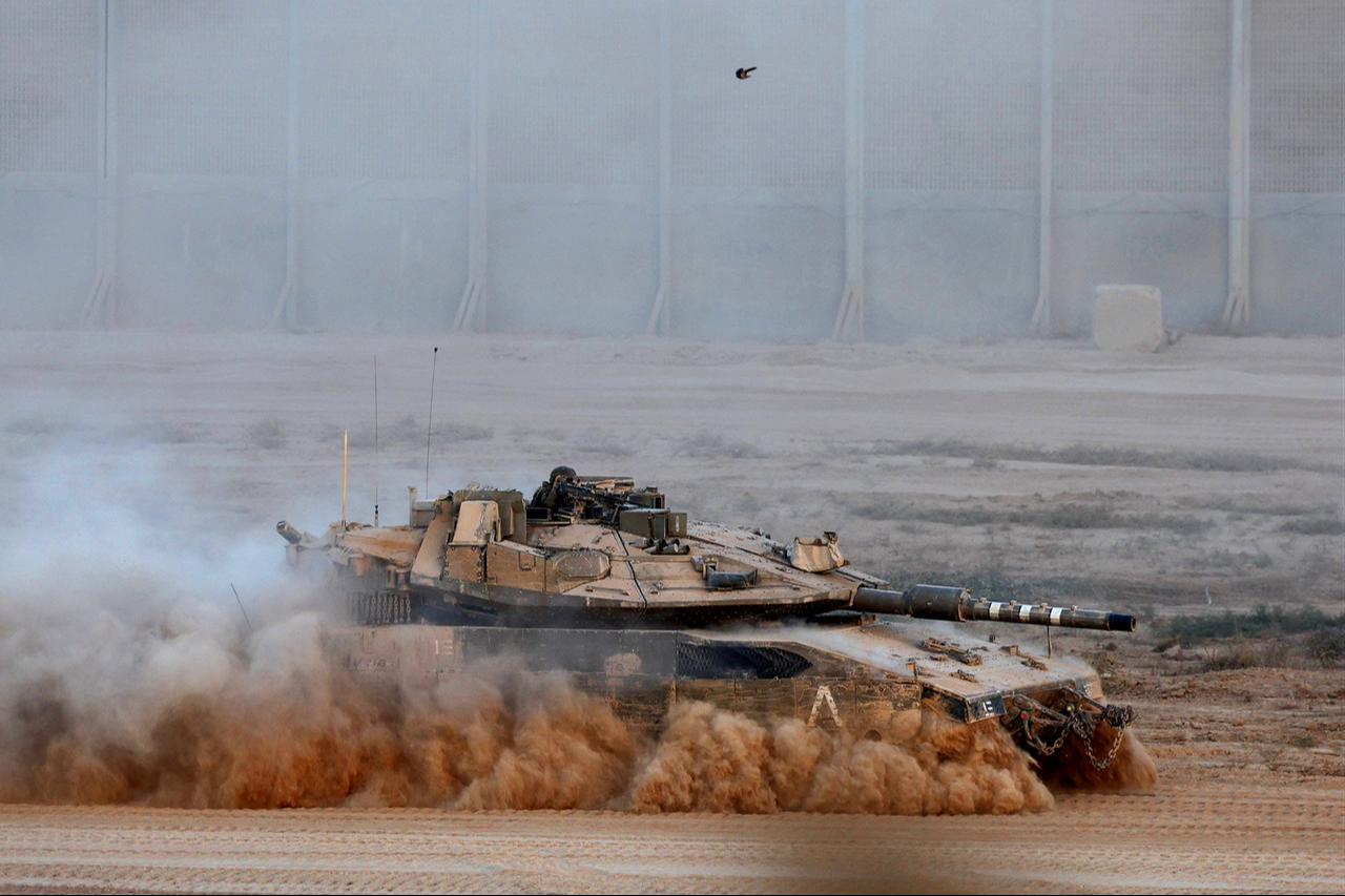 An Israeli army tank rolls along the separation fence on the border with the Gaza Strip in southern Israel, September 3, 2025. (AFP Photo)