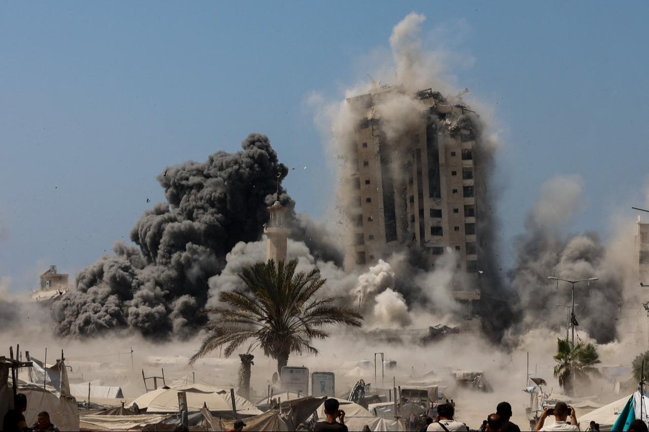 Smoke billows during Israeli strikes on the Mushtaha Tower in Gaza City, September 5, 2025. (AFP Photo)