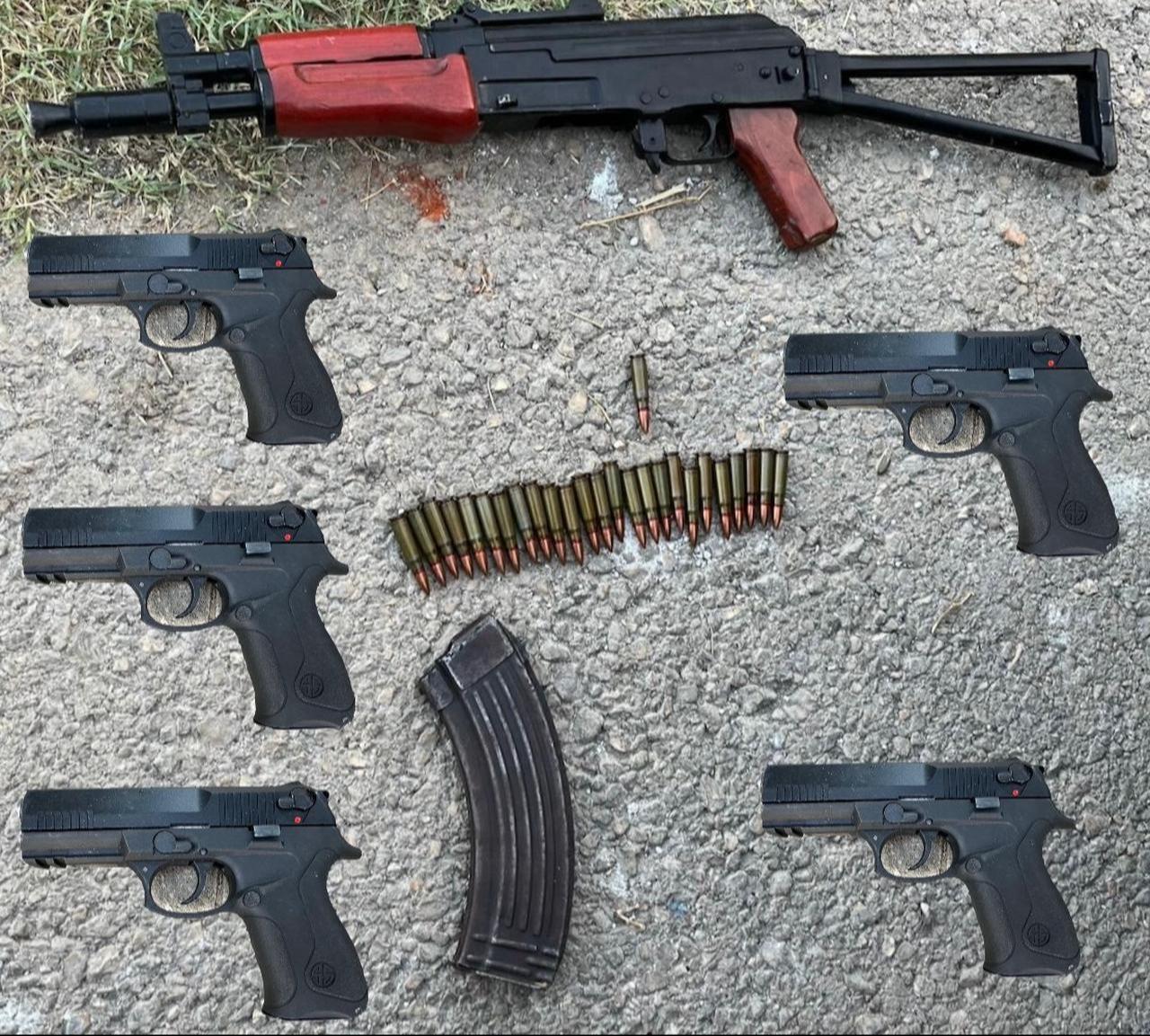 Five unlicensed pistols and a Kalashnikov infantry rifle were seized during an investigation of a vehicle that escaped from police teams in Adana. (AA Photo)