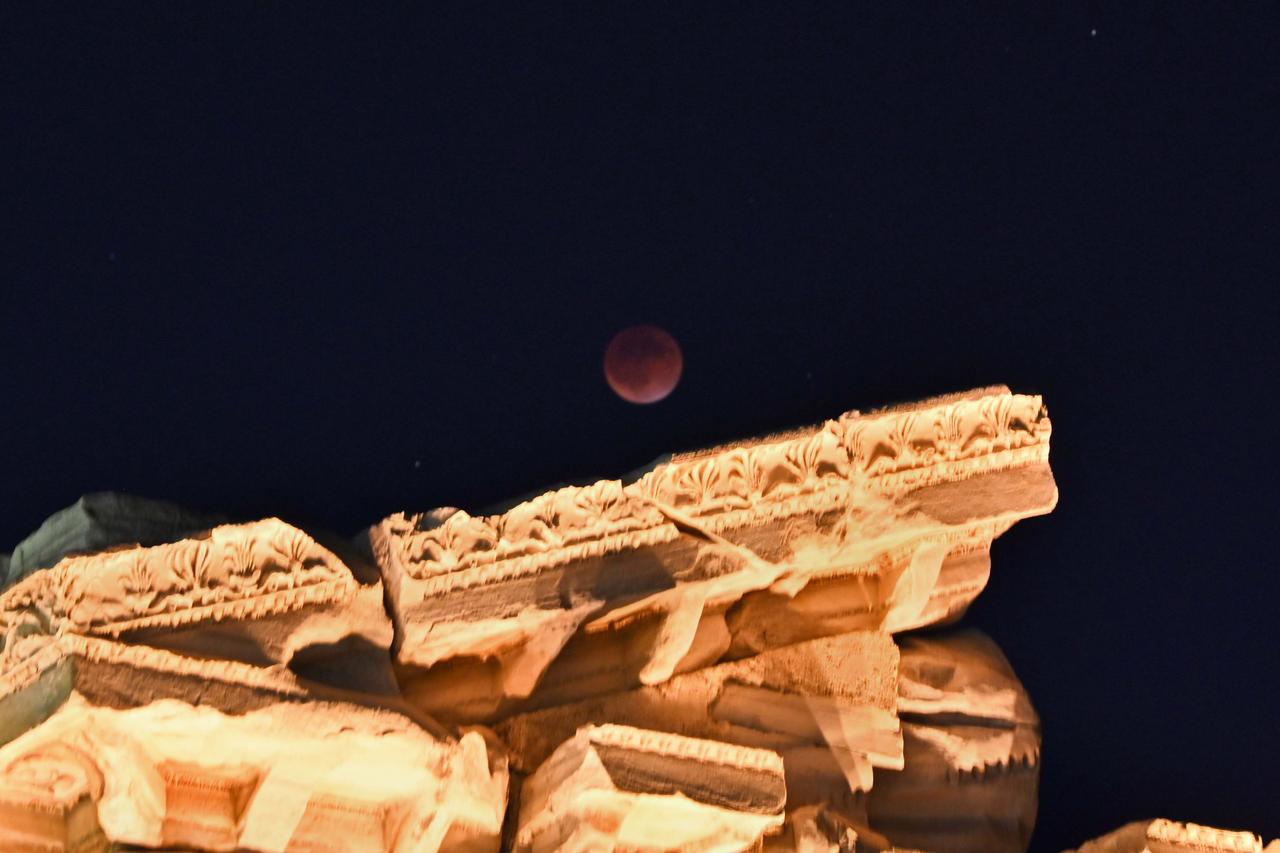 Blood Moon mesmerizes tourists at Side Ancient City, Antalya, Türkiye, September 7, 2025. (AA Photo)