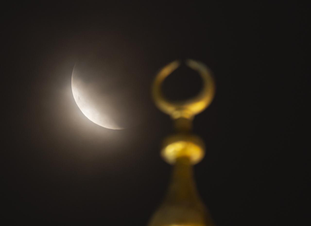 Blood Moon seen above Yeni Cami minarets, Istanbul, Türkiye, September 7, 2025. (AA Photo)