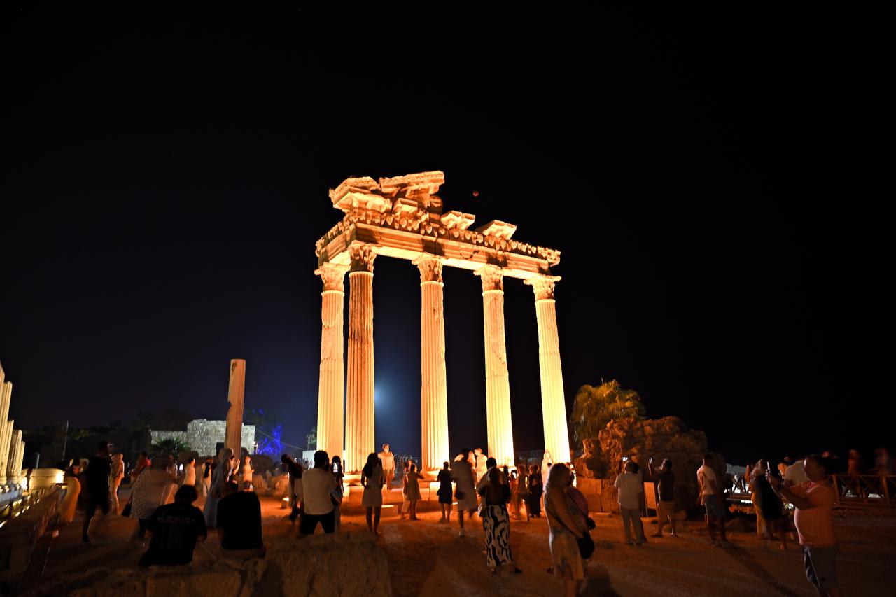Visitors photograph Blood Moon over Side Ancient City, Antalya, Türkiye, September 7, 2025. (AA Photo)