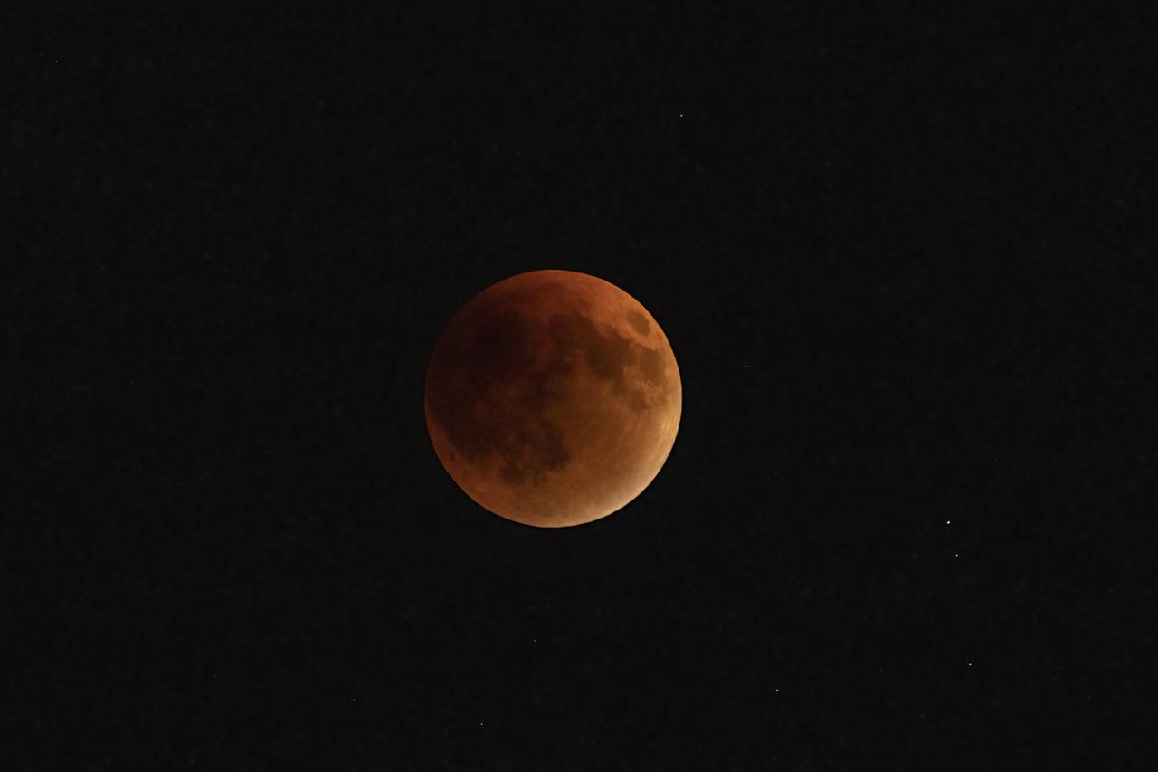Blood Moon spotted in Ercis, Van, Türkiye, September 7, 2025. (AA Photo)