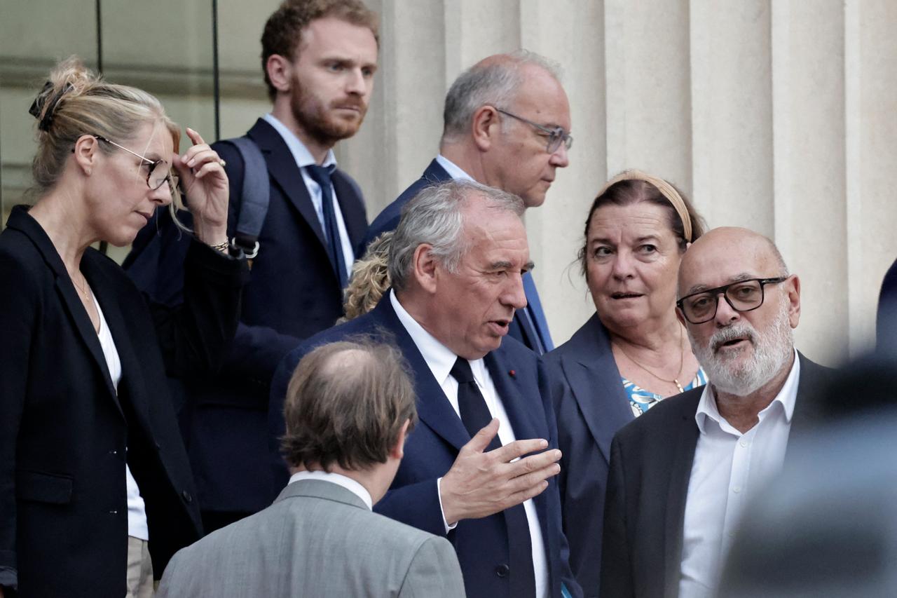 French parliament ousts Prime Minister Bayrou in historic confidence vote Image