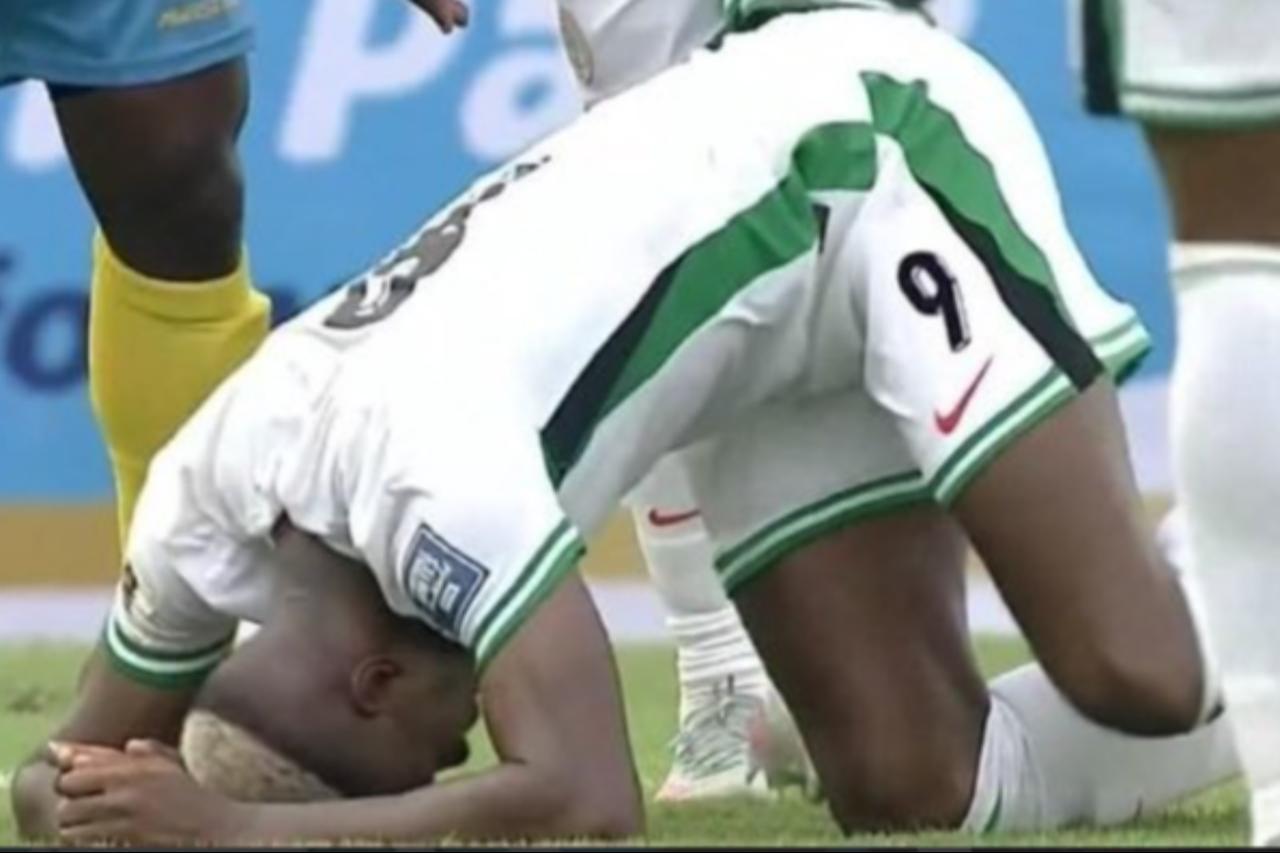 Nigeria forward Victor Osimhen down on his knees after suffering an ankle injury during a World Cup qualifier match against Rwanda in Uyo, Nigeria, Sep. 6, 2025. (Photo via X)