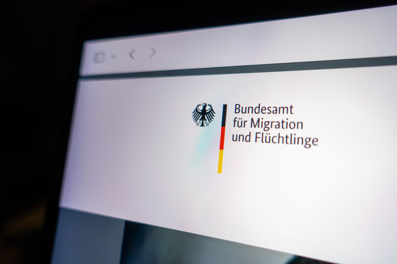 The German Bureau for Migration and Refugees website shown on a laptop. (Adobe Stock Photo/ Bendix - stock.adobe.com)