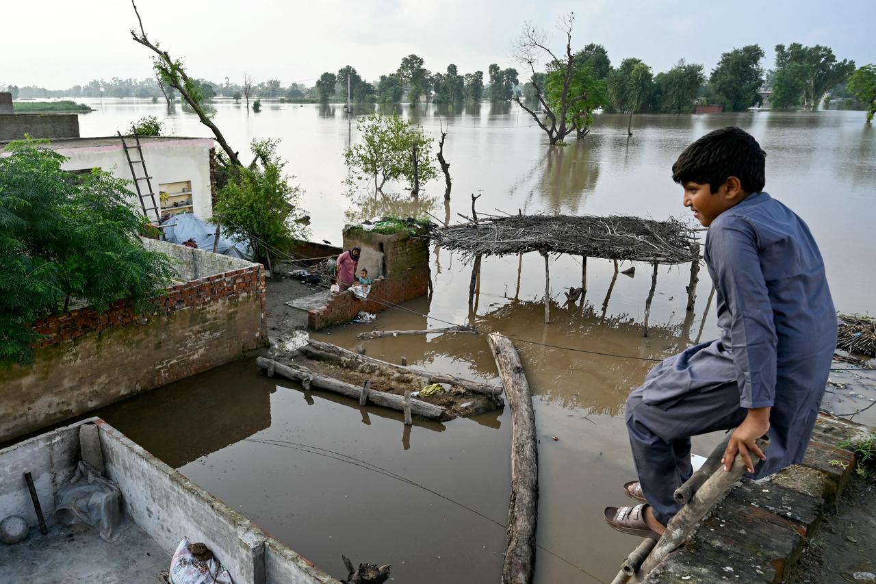 Pakistan floods displace nearly 2 million, threatening mass migration Image