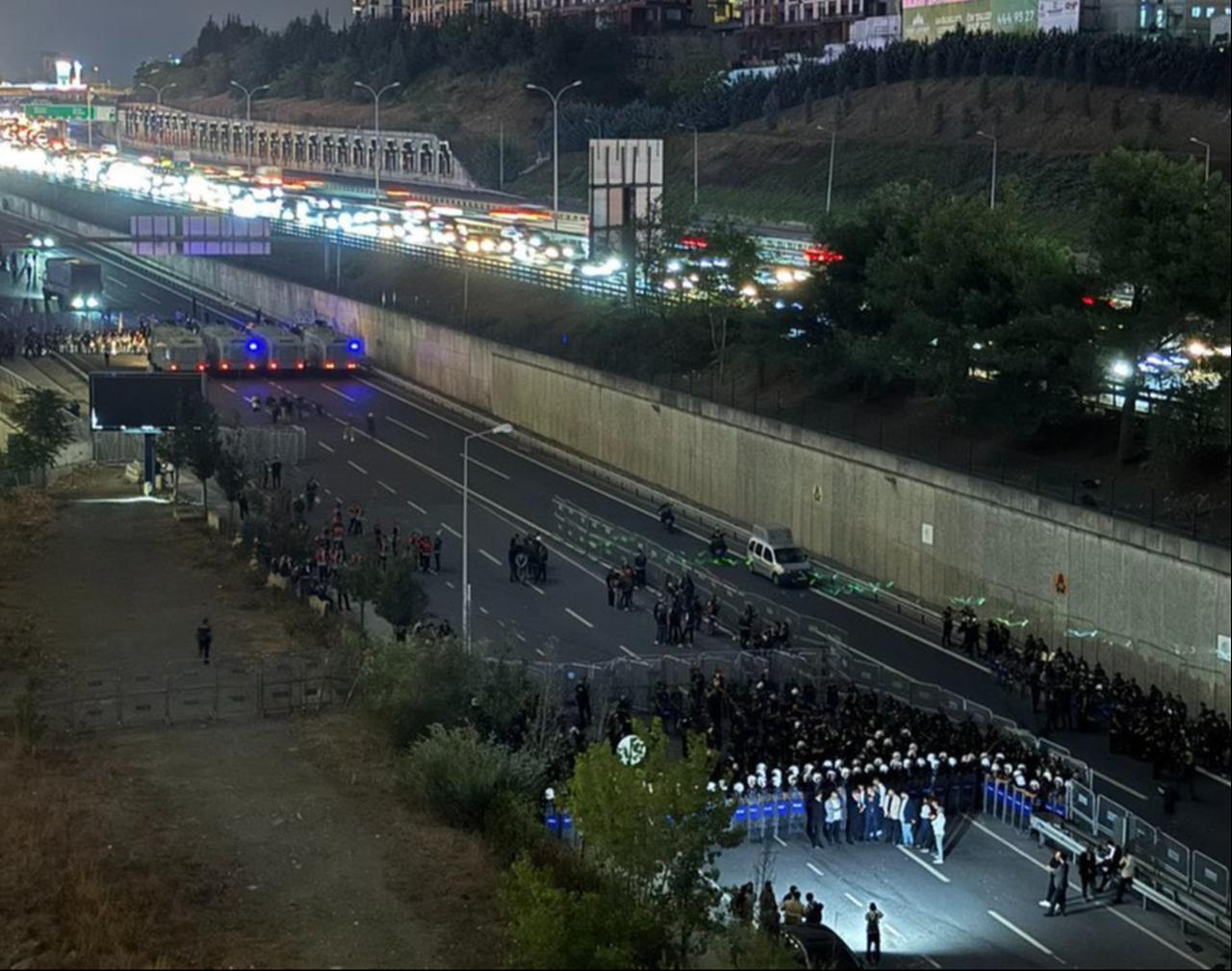 Police units are closing roads leading to the CHP Istanbul headquarters in Istanbul, Türkiye, 7 Sept. 2025. (Photo via X)
