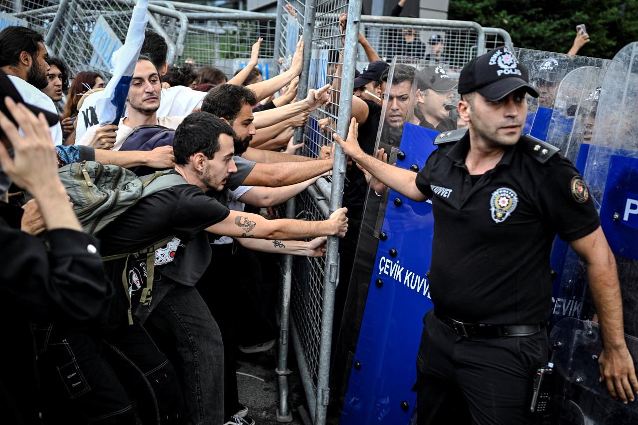 Protesters try to remove fences placed by the police outside the Istanbul Province headquarters of the Turkish main opposition party, "Republican People's Party" (CHP), September 8, 2025, in Istanbul. (AFP Photo)