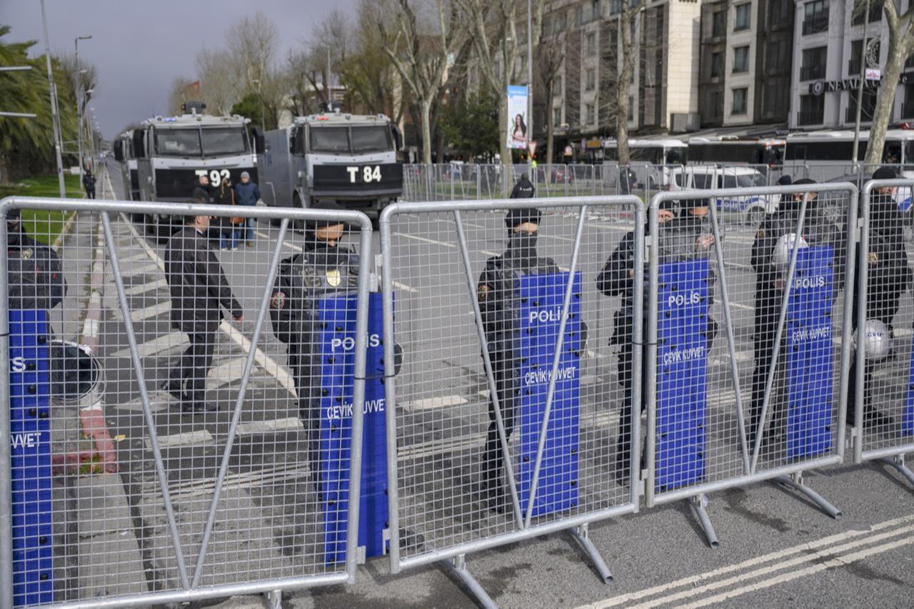 Turkish police officers hold barricades near the Istanbul Police Department on Vatan Avenue in Istanbul, March 19, 2025 (AFP Photo)