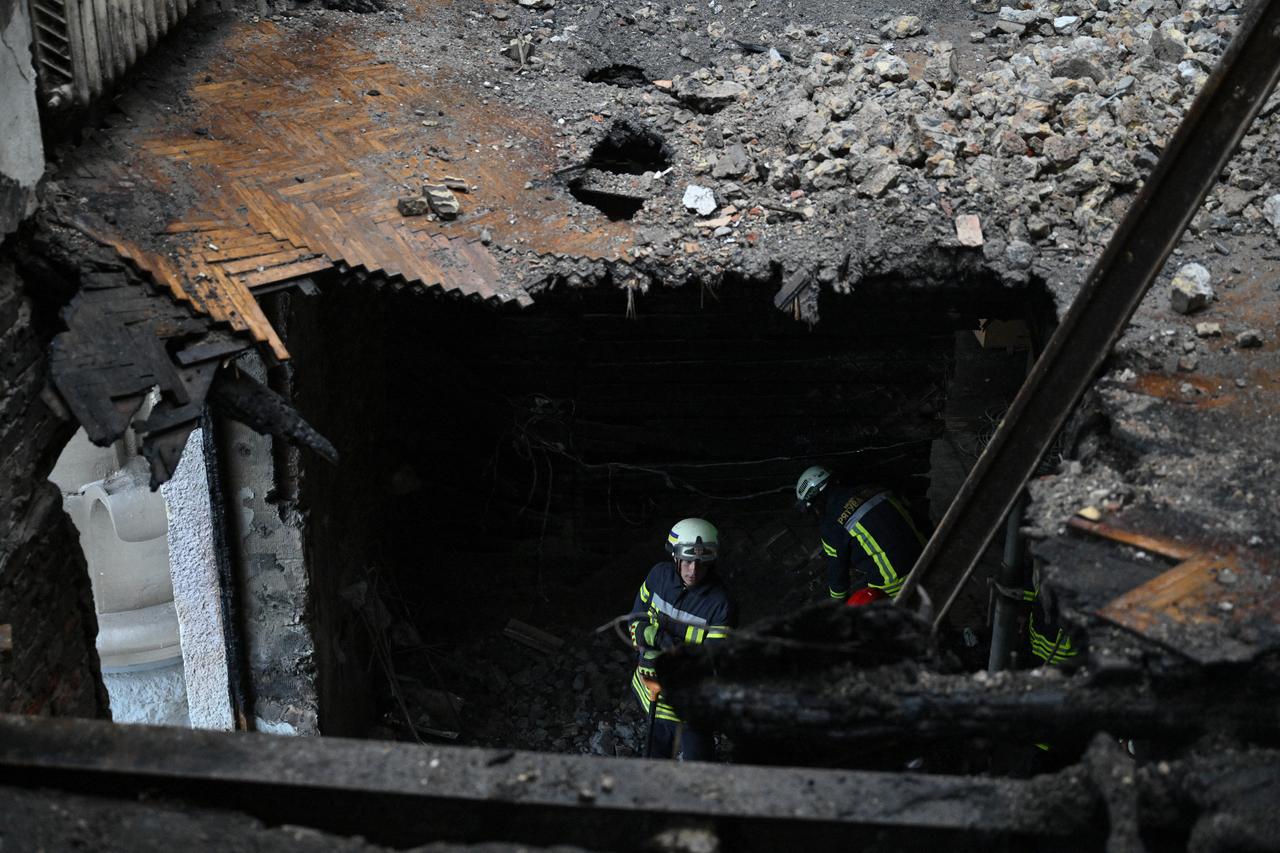 Russia strikes Ukrainian government building in Kyiv for first time in war Image