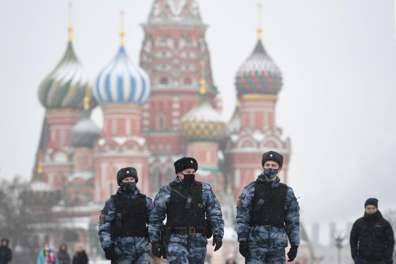 Servicemen of the Russian National Guard (Rosgvardia) patrol on Red Square during a snowfall in Moscow, January 28, 2021. (AFP Photo)