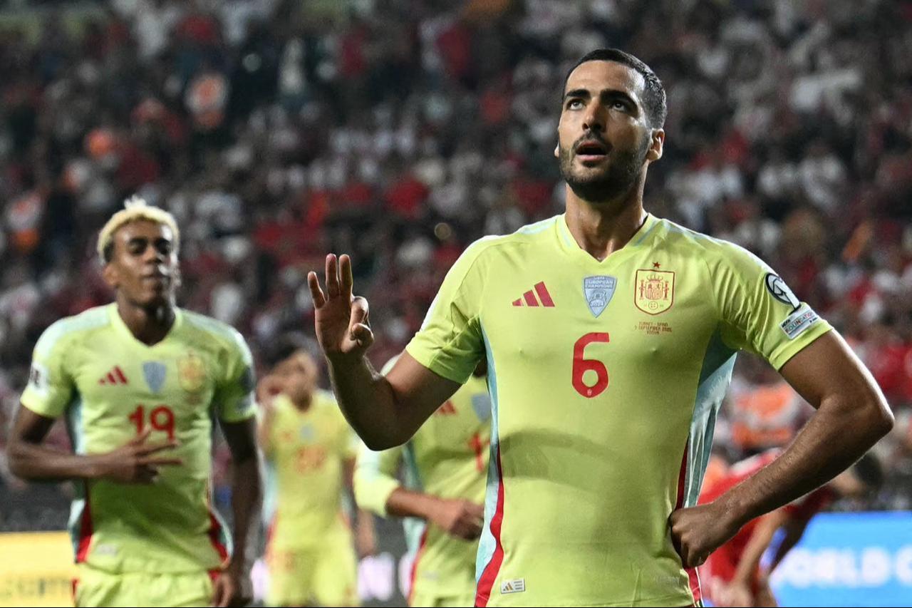 Spain's midfielder #06 Mikel Merino (R) celebrates after scoring Spain's fifth goal during the FIFA World Cup 2026 Group E qualification football match between Türkiye and Spain, Konya, Türkiye, Sept. 7, 2025. (AFP Photo)
