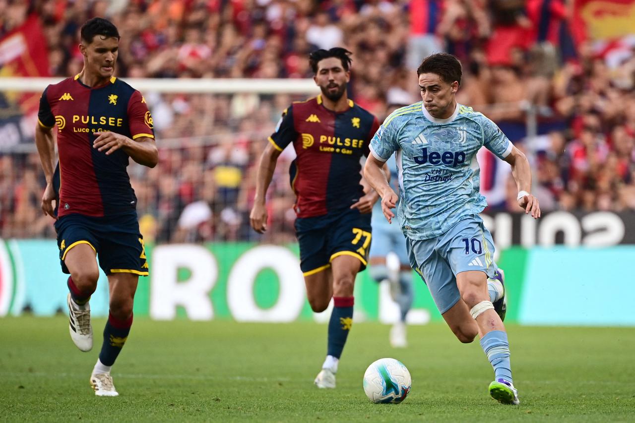 Juventus Turkish forward #10 Kenan Yildiz fights for the ball with Genoa’s Icelandic midfielder #77 Mikael Egill Ellertsson and Genoas Spanish defender #3 Aarón Martín during the Italian Serie A football match between Genoa and Juventus at the Ferraris Stadium in Genoa, Italy, August 31, 2025. (AFP Photo)