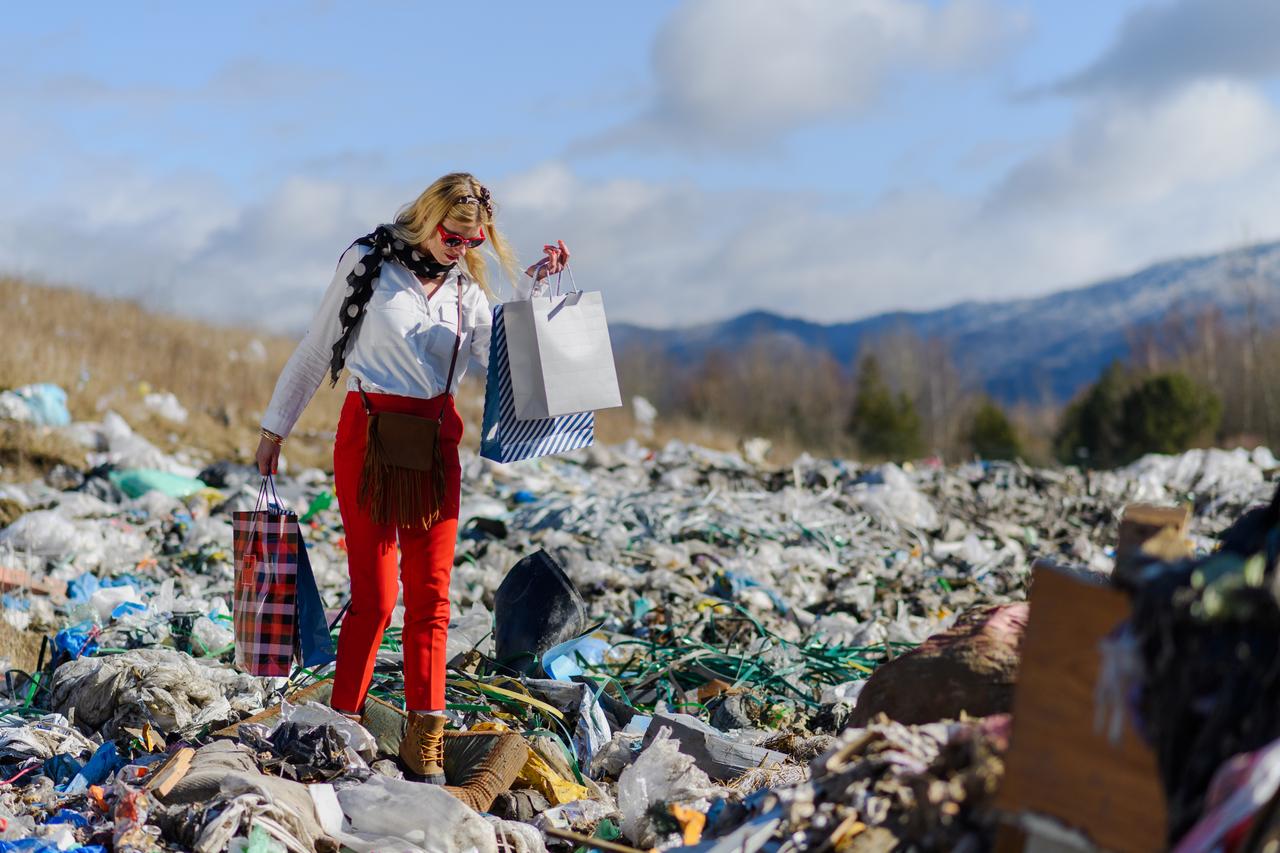 EU lawmakers set to approve law cutting food waste, reining in fast fashion Image