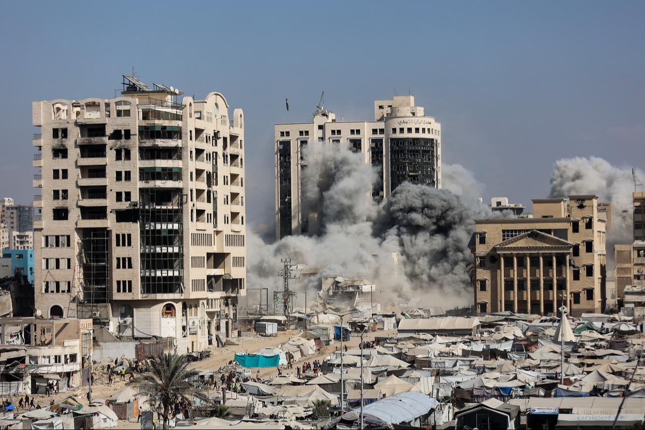 Smoke billows as an incoming Israeli army missile approaches a building called al-Ruya Tower in Gaza City's Rimal area, September 8, 2025. (AFP Photo)