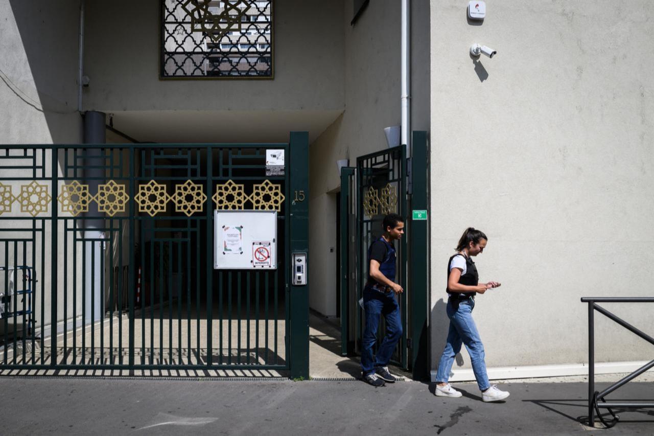 Police officers leave the Errahma mosque in Villeurbanne, central France, on June 3, 2025. A Quran was stolen and burnt at a mosque in Villeurbanne, on the outskirts of Lyon, the mosques owners announced on June 3, 2025. (AFP Photo)