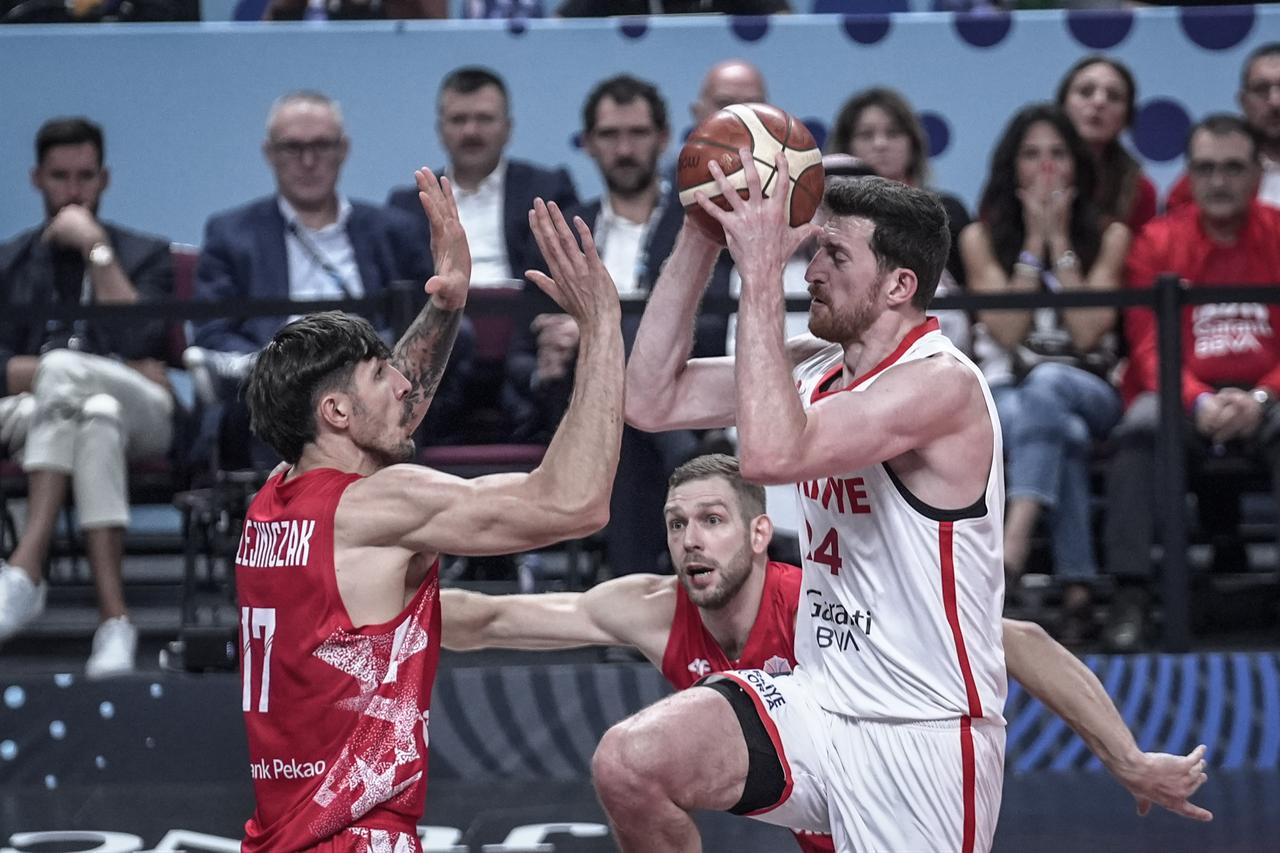 Ercan Osmani (R) of Türkiye in action against Dominik Olejniczak (17) of Poland during the FIBA EuroBasket 2025 quarterfinal match between Türkiye and Poland at Arena Riga in Riga, Latvia, on Sep. 9, 2025. (AA Photo)