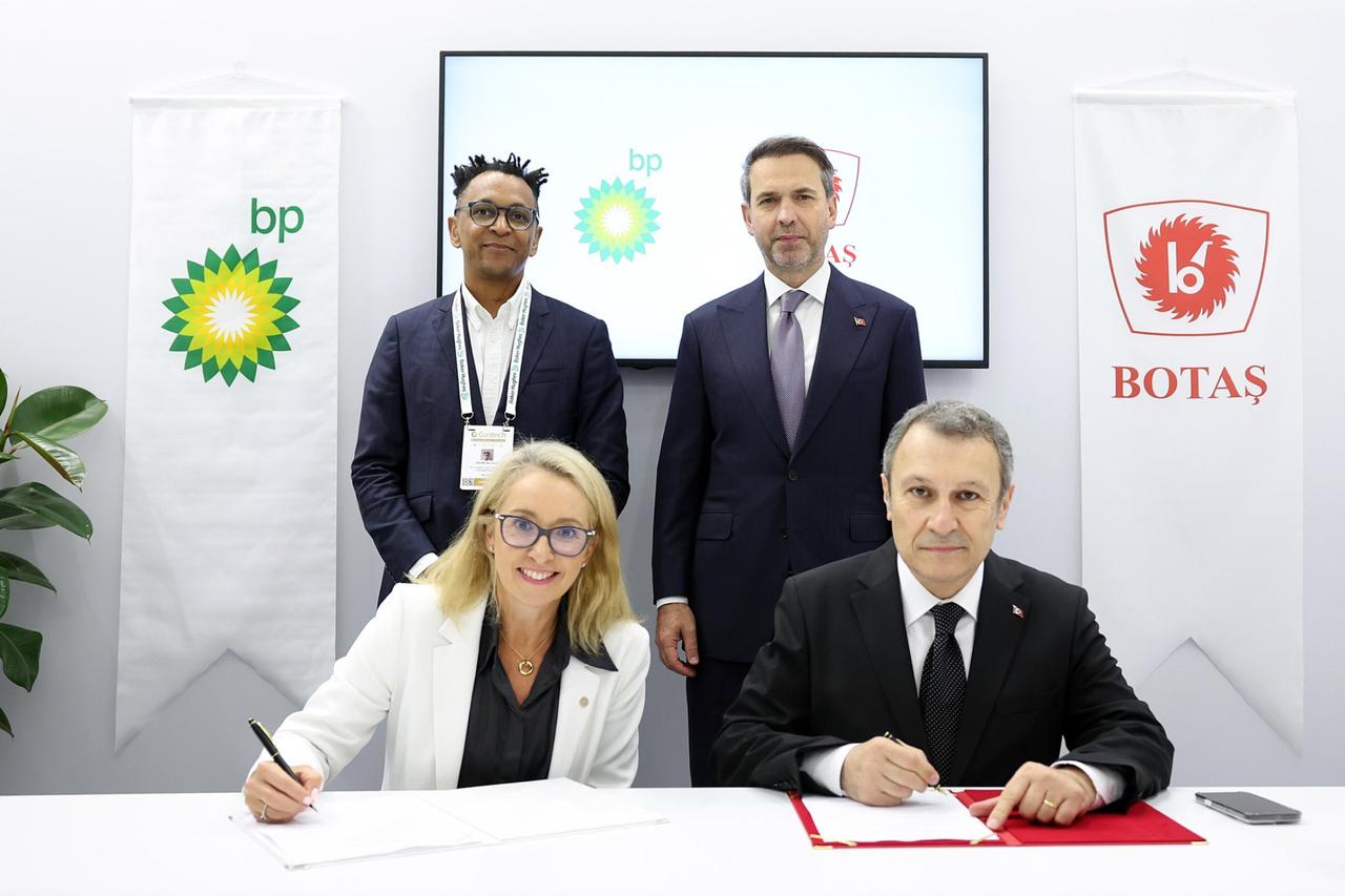 Executives from BOTAS and BP sign a three-year LNG supply deal, witnessed by Türkiye’s Energy and Natural Resources Minister Alparslan Bayraktar (standing, right), at the Gastech 2025 Forum in Milan, Italy, Sept. 9, 2025. (Photo via X/@aBayraktar1)