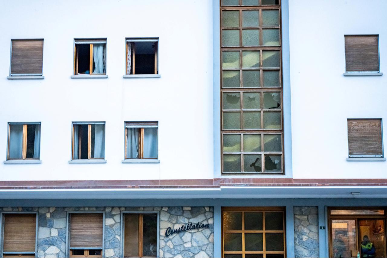 Broken windows on a building following an explosion that ripped through the bar Le Constellation in Crans-Montana, January 1, 2026. (AFP Photo)