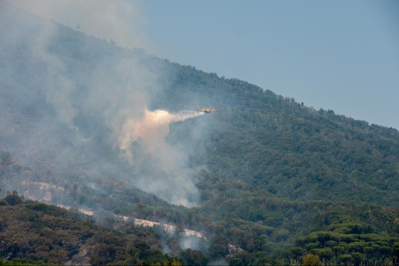 A Canadair CL-415 aircraft drops water over a wildfire at the Vesuvius National Park in Terzigno, near Naples, Italy, August 10, 2025. (AFP Photo)
