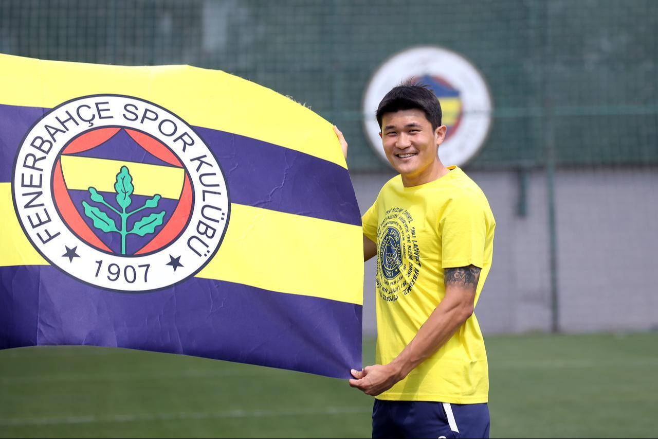 Kim Min-jae poses with the Fenerbahçe flag during a training session at the club’s facilities in Istanbul, Türkiye, on August 23, 2021. (AA Photo)
