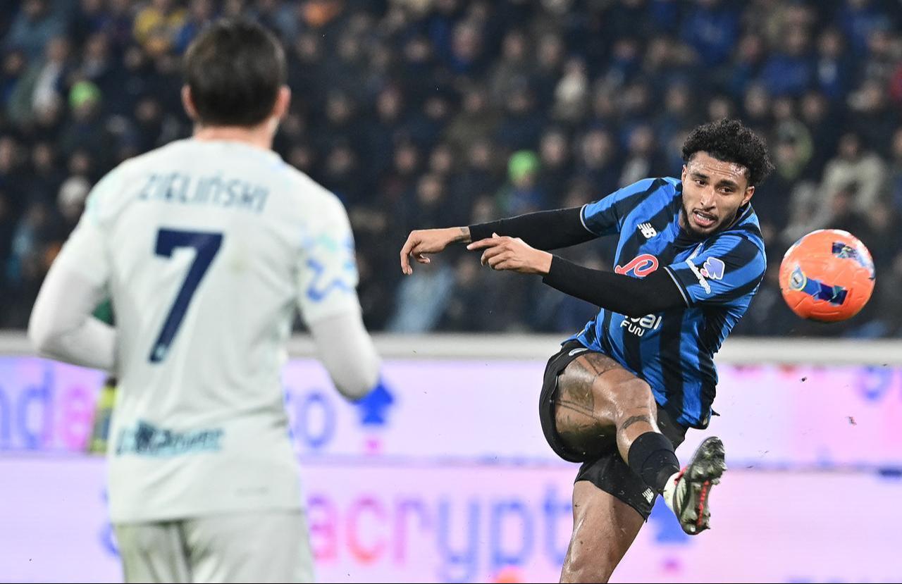Atalanta's Brazilian midfielder #13 Ederson (R) kicks the ball during the Italian Serie A football match between Atalanta and Inter Milan at the Bergamo stadium in Bergamo, December 28, 2025. (AFP Photo)