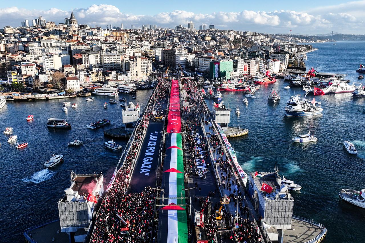 Hundreds of thousands rally for Palestine at Istanbul’s Galata Bridge on New Year’s Day